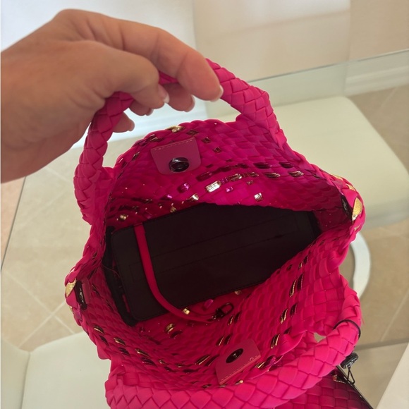 Stylish Hot Pink and Gold Woven Handbag With Gold - Picture 5 of 7